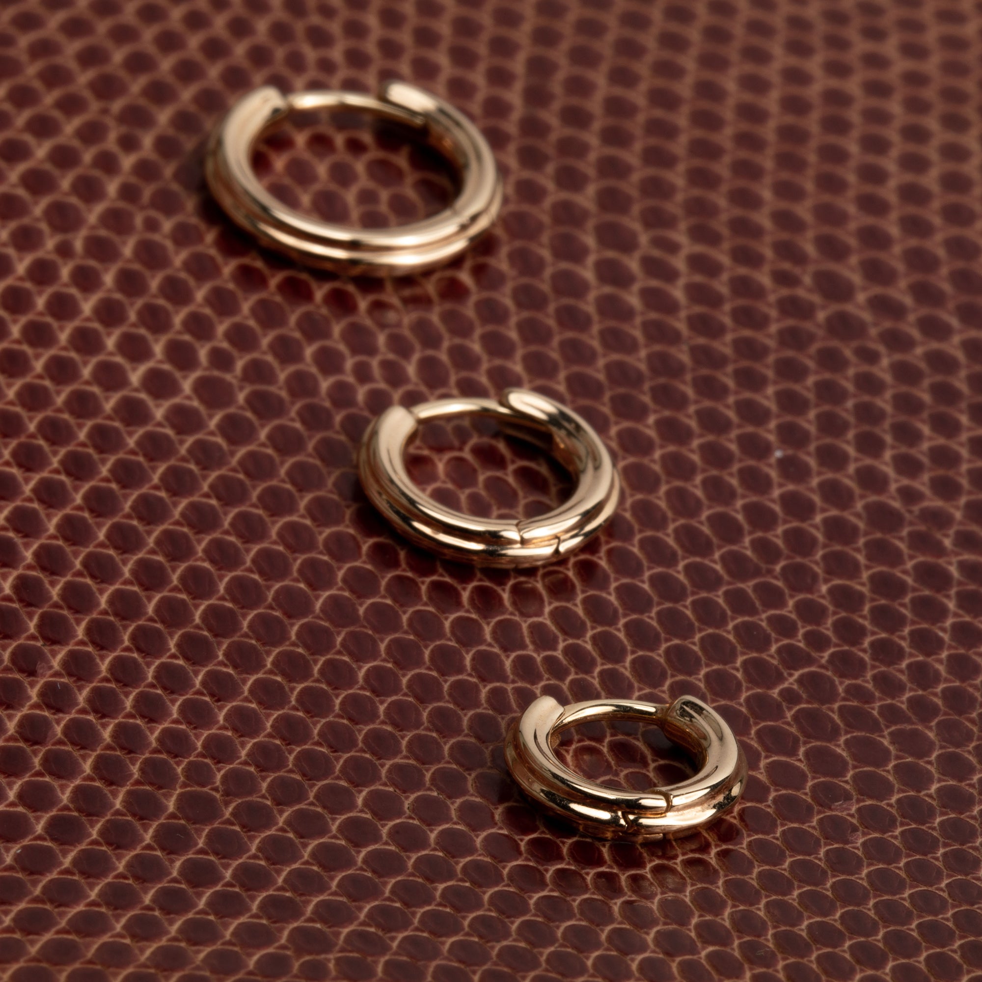 18K DUNE Huggie Earring Small size
