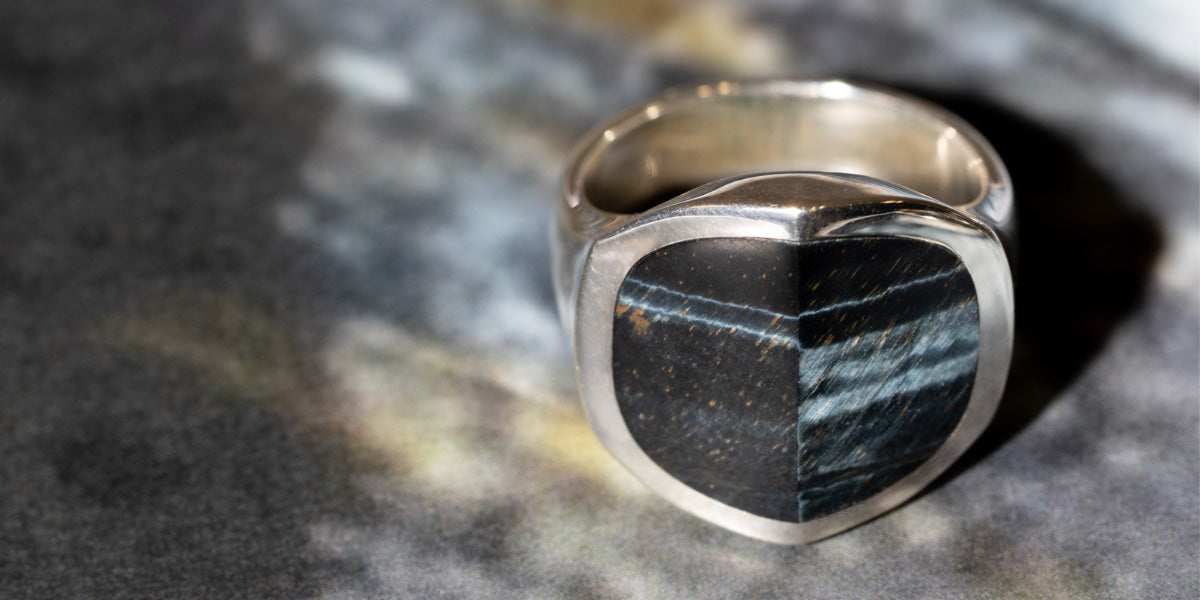 DOUBLE FINGER RINGS: A NEW SIGNATURE